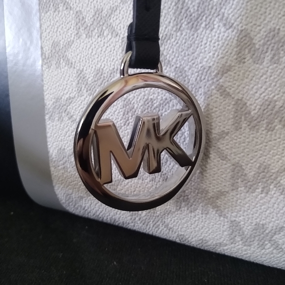 Michael kors purse - Picture 7 of 13